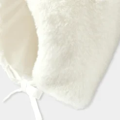 Baby bonnet in faux fur
